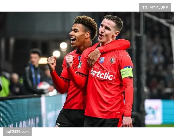 雷恩队赛前训练开放,媒体观察到球队重点演练定位球进攻失败后的快速回防